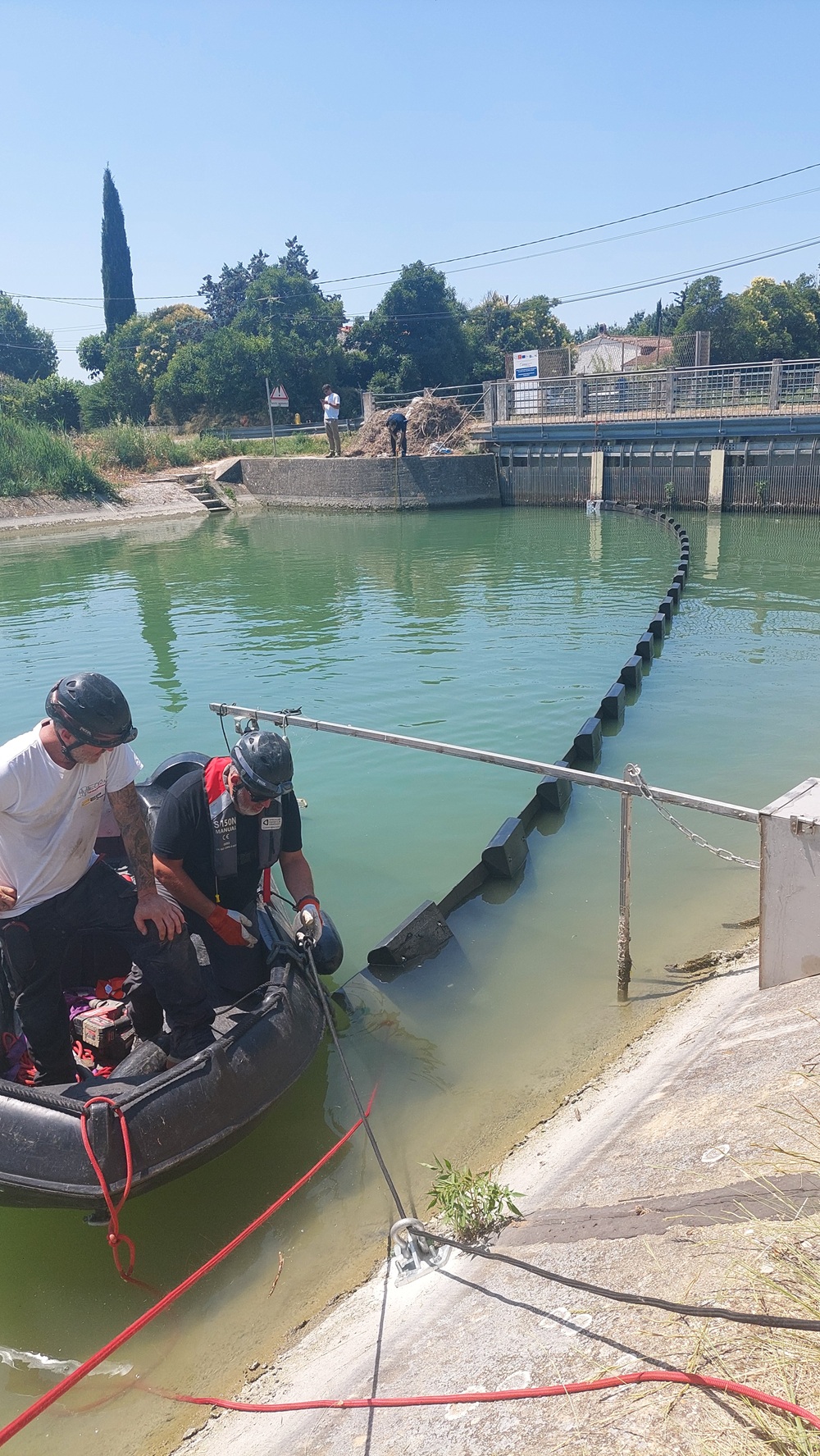 Installation de barrages souples ©BRLE