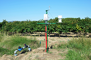 Photo : Pluviomètre, compteur et centrale d'acquisition de données SAM