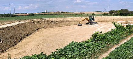 Photo : Lantissargues - préparation du fonçage et construction de digues provisoires