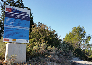 Photo : Panneau, lancement des travaux du périmètre du Nord Sommiérois